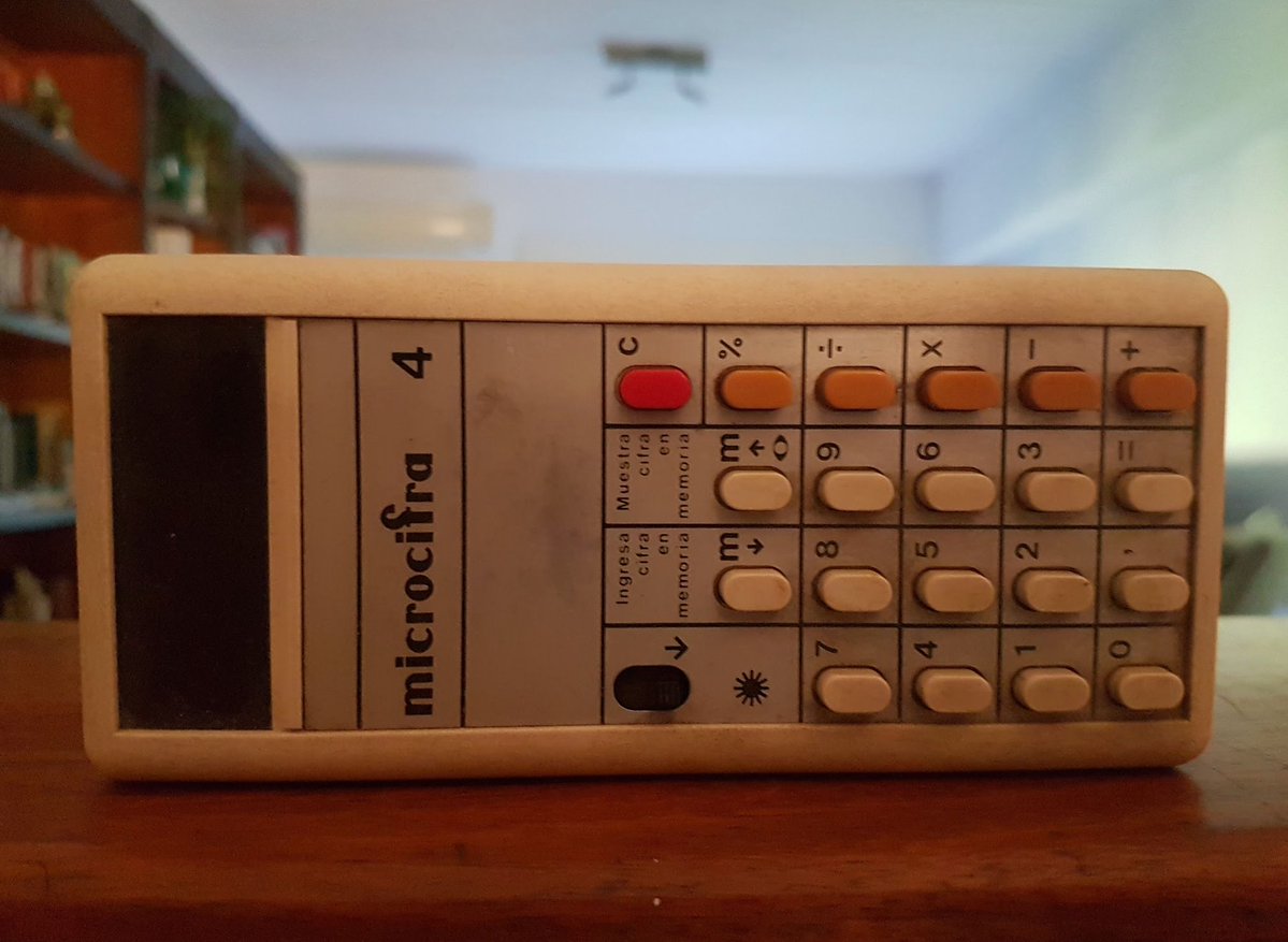 Mi Fate Microcifra de 6 pilas (1975) contempla la discusión sobre pasados poderosos y nostalgia retro en Argentina.