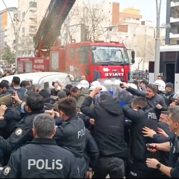 🔴Akp İkiyüzlülüğü!

Medyaya Okullar da Ramazan havası estirme görüntülerini servis ederken, diğer taraftan "Hoş Geldin Ramazan" brandası asması gerekçesiyle 36 Furkan Hareketi mensubu gözaltına alındı!

#BatmanEmniyeti <a href="/TC_icisleri/">T.C. İçişleri Bakanlığı</a>