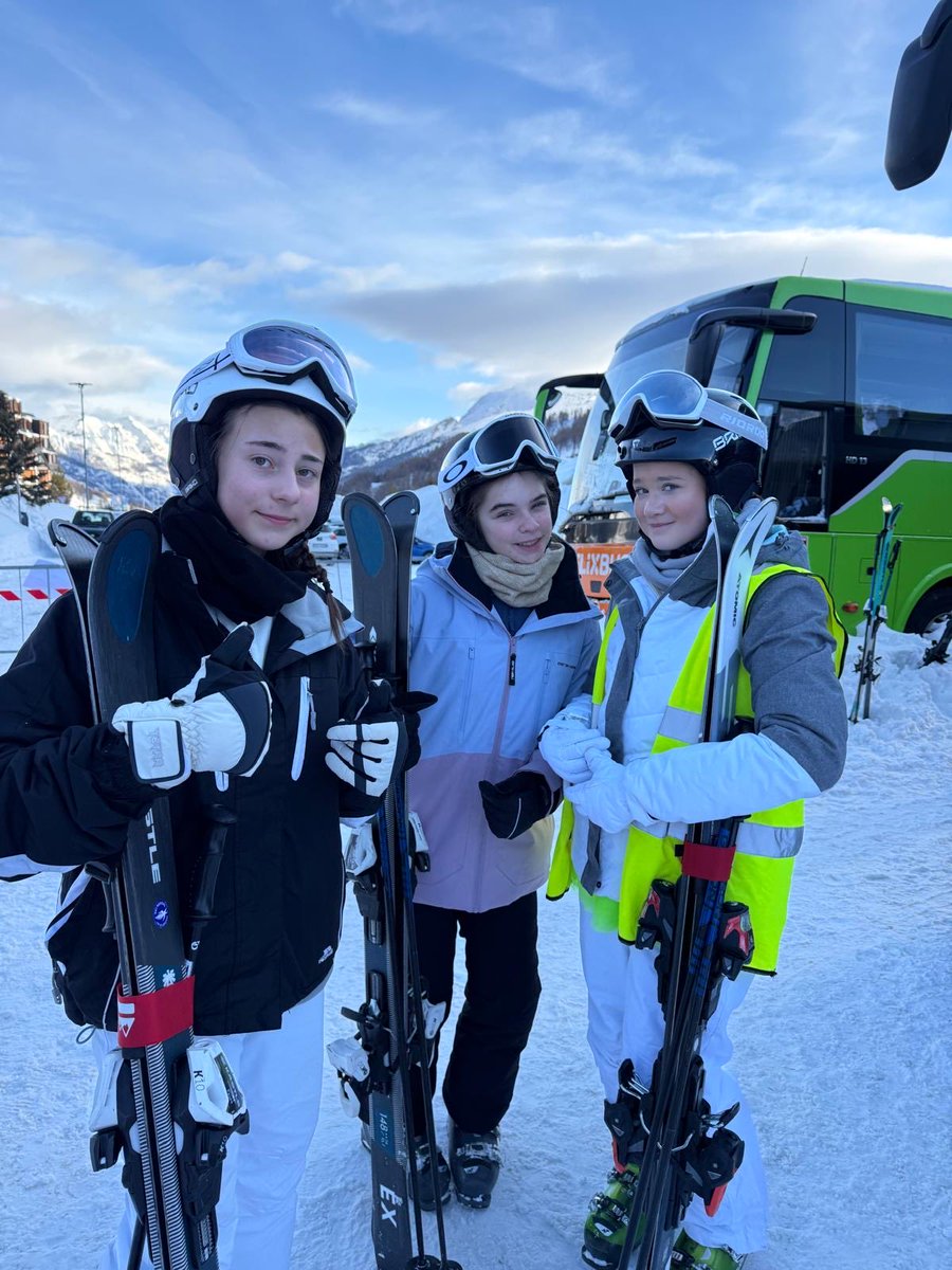 ski_CCHS's tweet photo. More photos from today! https://t.co/QRQKzQYBl0