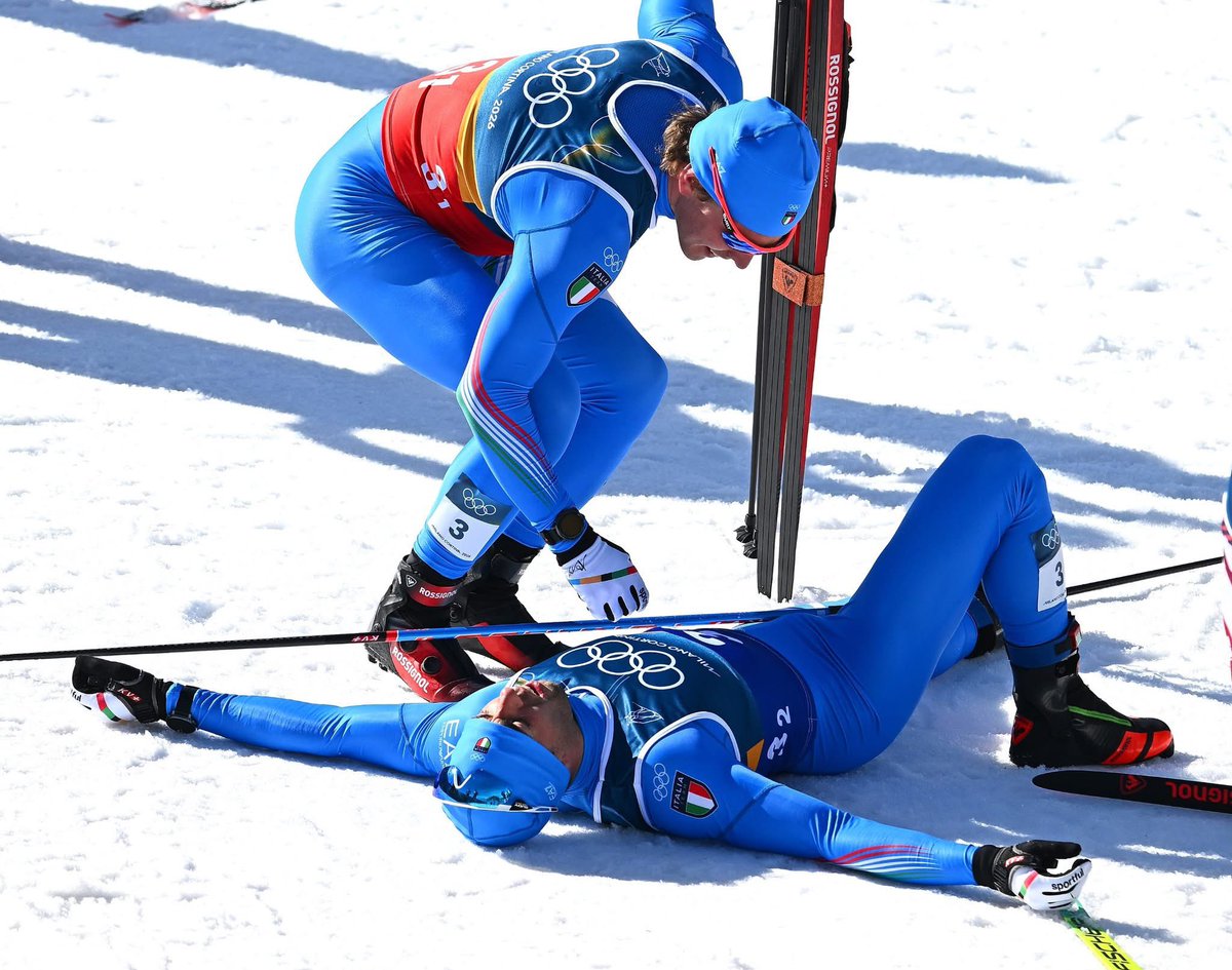 toMMilanello's tweet photo. Questa foto dice tutto.

Il giovane Elia #Barp, alla sua prima Olimpiade, va da uno stremato Chicco #Pellegrino, veterano della nazionale (4 Olimpiadi e quattro medaglie).
Insieme hanno conquistato il bronzo.
Presente e futuro dello #scidifondo italiano.

#MilanoCortina2026 https://t.co/sZJhfMEMQc
