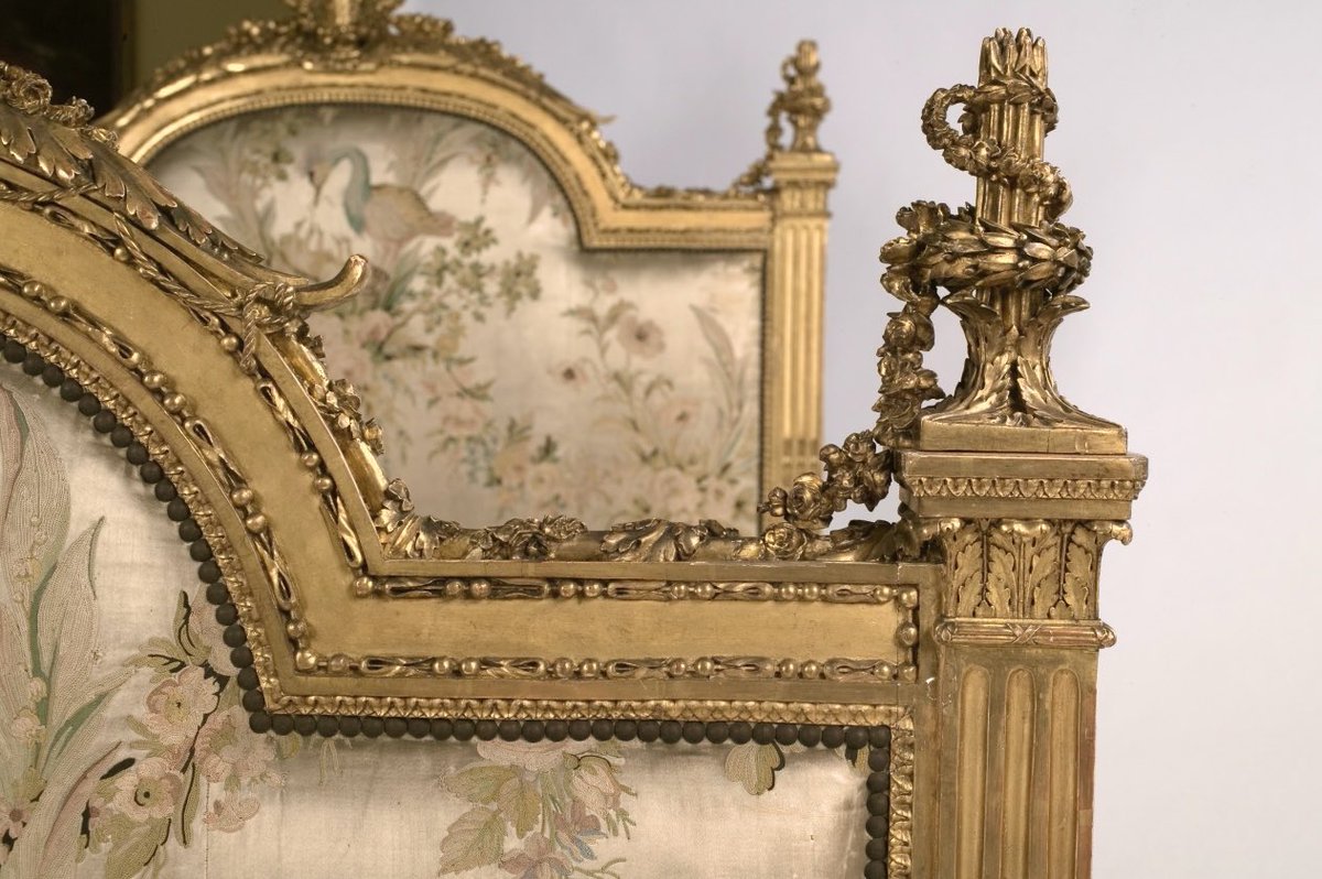 AmberScholl's tweet photo. finally found the bed i want who’s down to rob the museum with me https://t.co/YJR4QMqYue