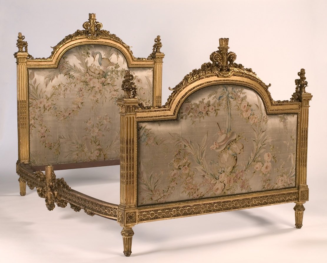 AmberScholl's tweet photo. finally found the bed i want who’s down to rob the museum with me https://t.co/YJR4QMqYue