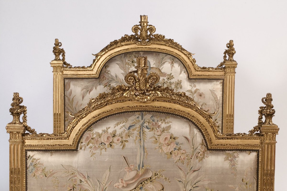 AmberScholl's tweet photo. finally found the bed i want who’s down to rob the museum with me https://t.co/YJR4QMqYue