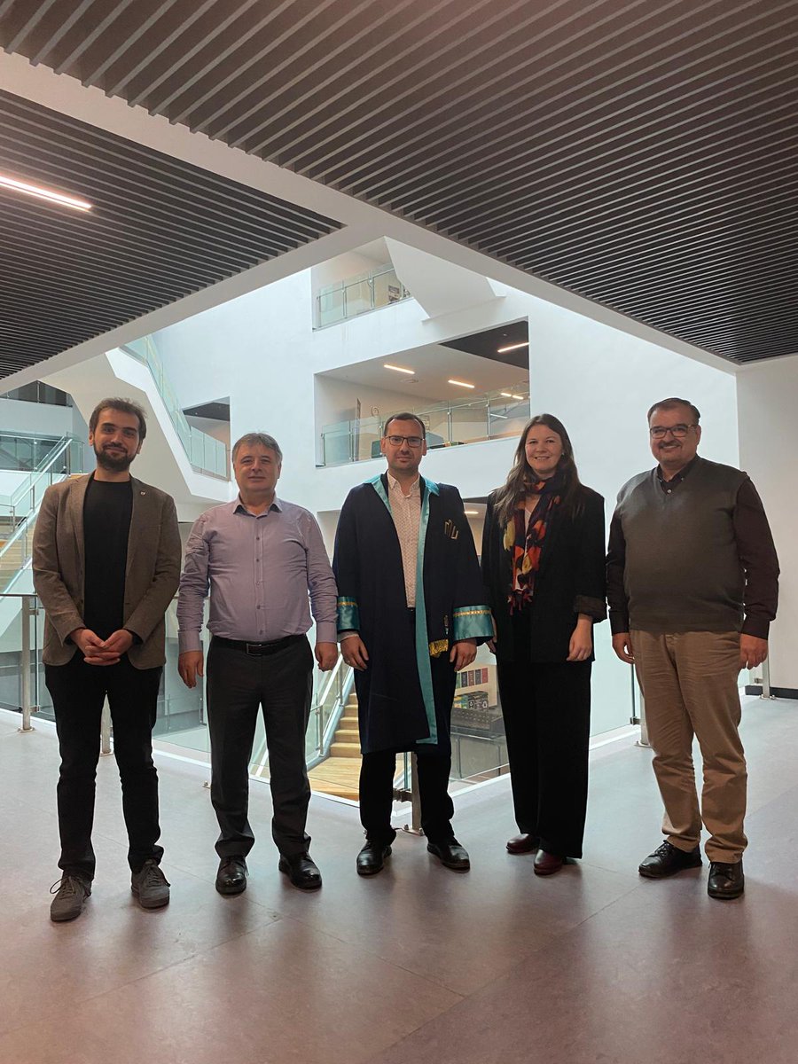 Bugün itibarıyla kızım Azra ile yaşıt olan ve İstanbul Medeniyet Üniversitesinde sürdürdüğüm doktora eğitimimi "Analyzing Water Governance Failure: The Case of Lake Sapanca Basin" başlıklı tezimi savunarak ve Dr. ünvanı alarak tamamlamış bulunmaktayım. Herkese teşekkür ederim.