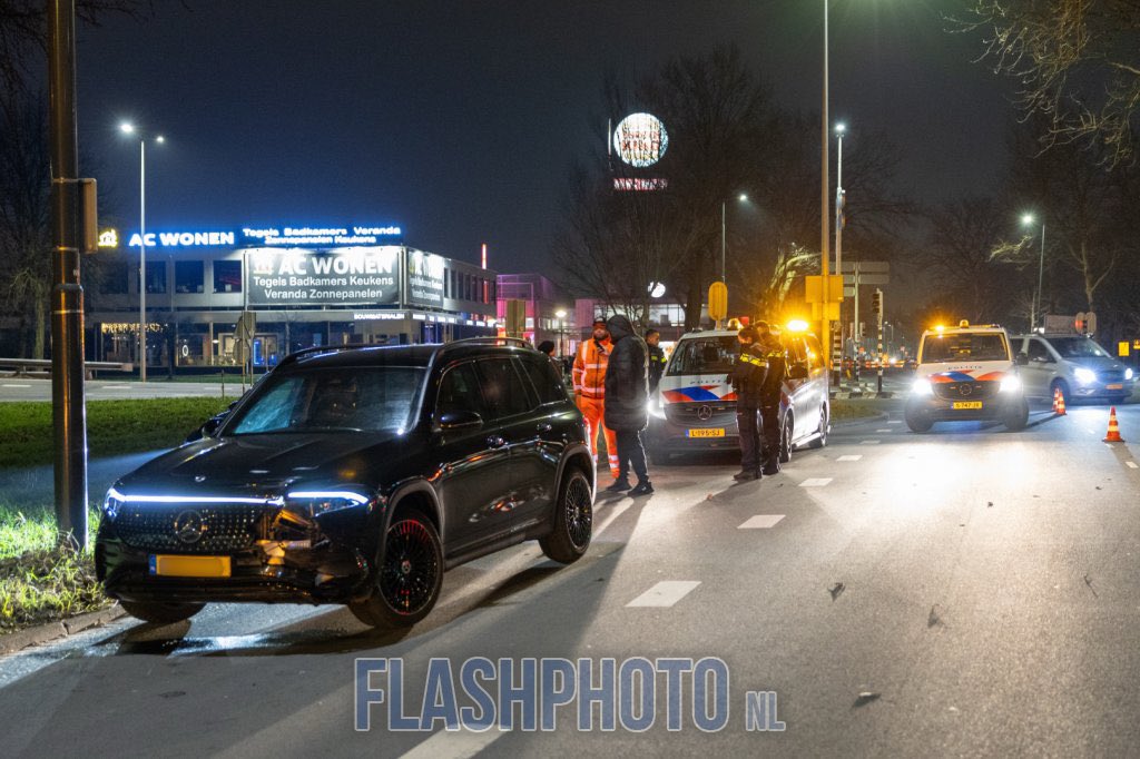 2 auto's weggetakeld na aanrijding bij afrit snelweg in Schiedam