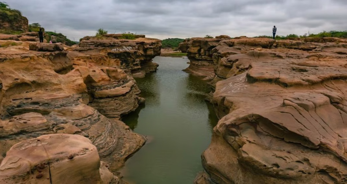 Kadiya Dhro in Bhuj, Gujarat, was not on Google Maps until The New York Times selected it as one of the ‘52 Best Places to Visit in 2021’. For centuries, the Bhaiad River has cut across layers of shale and sandstone to create this beautiful canyon:

30stades.com/travel/kadiya-…