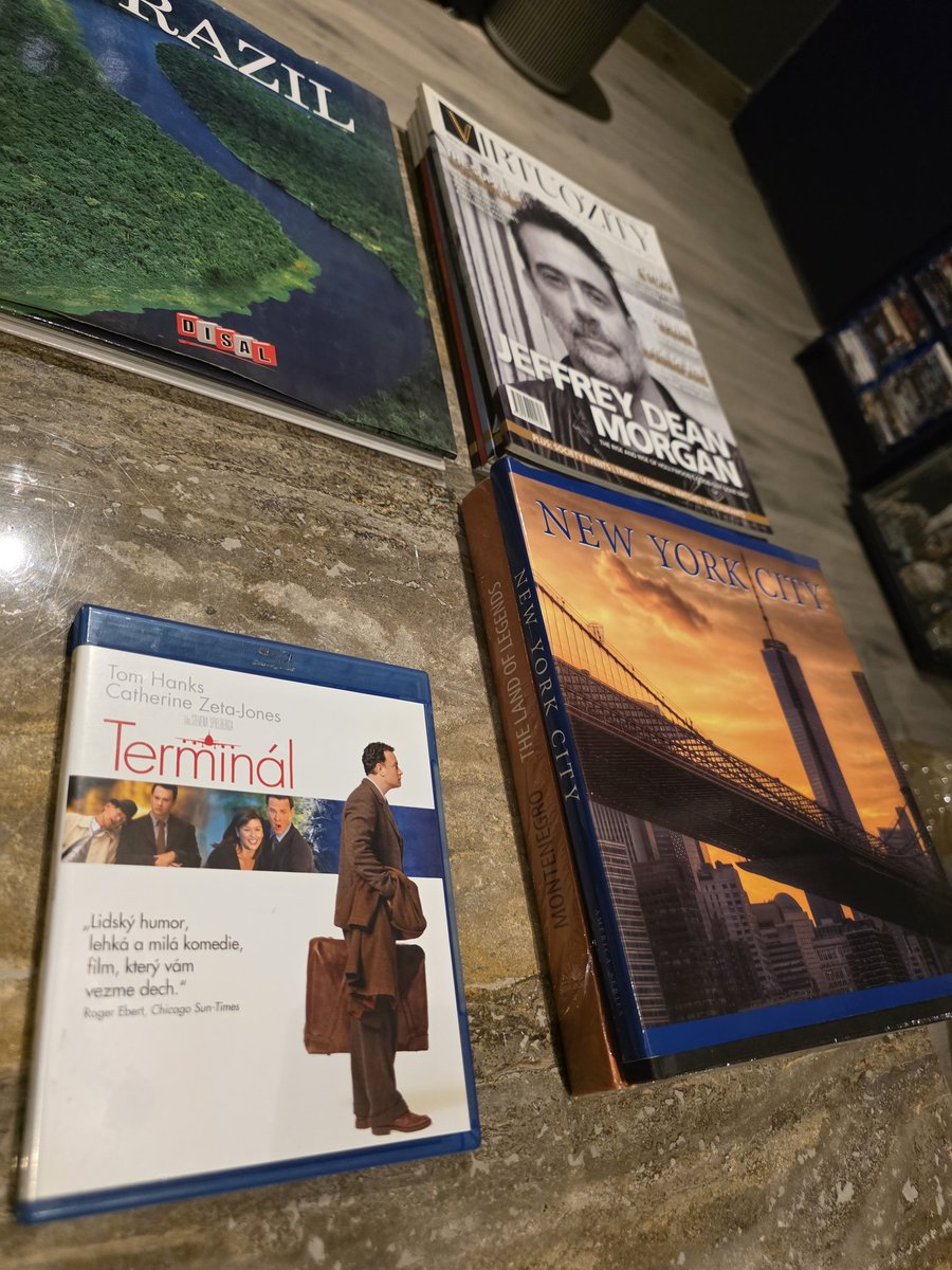 Edw_arD7's tweet photo. The TerminaL (2004) 🎬❤️‍🔥

" Steven spielberg shining star ✨️ "

قصة المسافر الي انحبس في مطار جي اف كي في ولاية نيويورك بعد إنقلاب في وطنه و إستحالة عودته او دخوله و صار عالق لمدة 18 سنة المطار ..

الأسطوره توم هانكس افلامه لا صلاحية لها و مايزيدها الزمن الا جمال و متعة 💙 https://t.co/UgVMTkHGaK