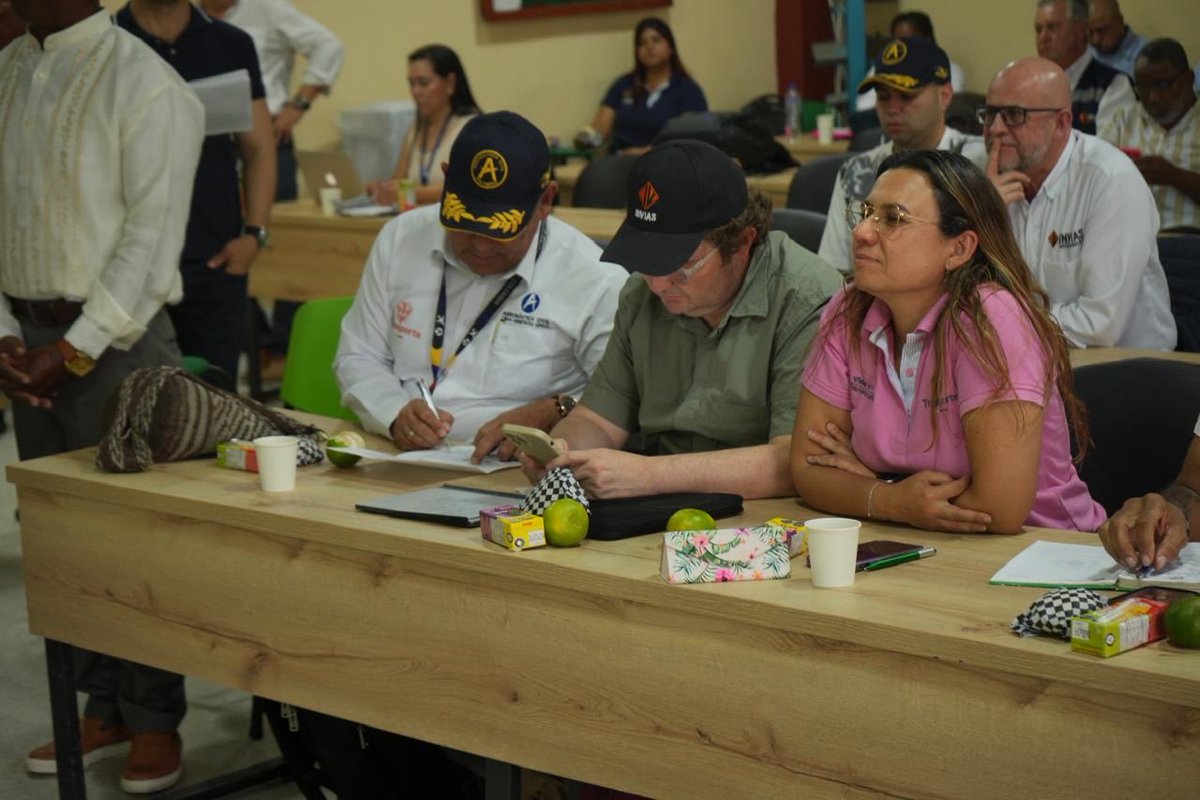 Hoy estamos en el Chocó, junto a la Viceministra de Infraestructura, Liliana Ospina, dialogando directamente con las comunidades indígenas sobre los retos de conectividad que enfrenta el territorio. Escuchamos sus preocupaciones y trabajamos en soluciones que garanticen