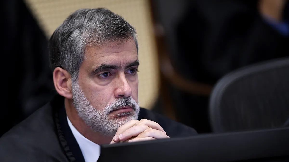 caiocezarfp's tweet photo. In dubio pro libertas. A expressão tem se repetido em votos e decisões do ministro Rogerio Schietti Cruz no STJ. Num passado não muito distante, a palavra do policial desfrutava de presunção de veracidade e se sobrepunha à palavra do cidadão. Uma forma autoritária de compreender a relação do Estado com o cidadão.
Mais recentemente, sobretudo em casos envolvendo o ingresso domiciliar pela polícia sem mandado, tem-se decidido que a dúvida deve ser dirimida a favor do titular do direito atingido. Daí a expressão in dubio pro libertas, que, em vez de presumir a veracidade da versão policial, a submete a um escrutínio rigoroso de verossimilhança.