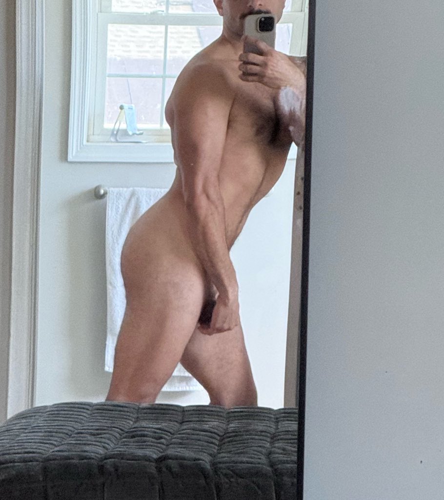 built4bottoming tweet media