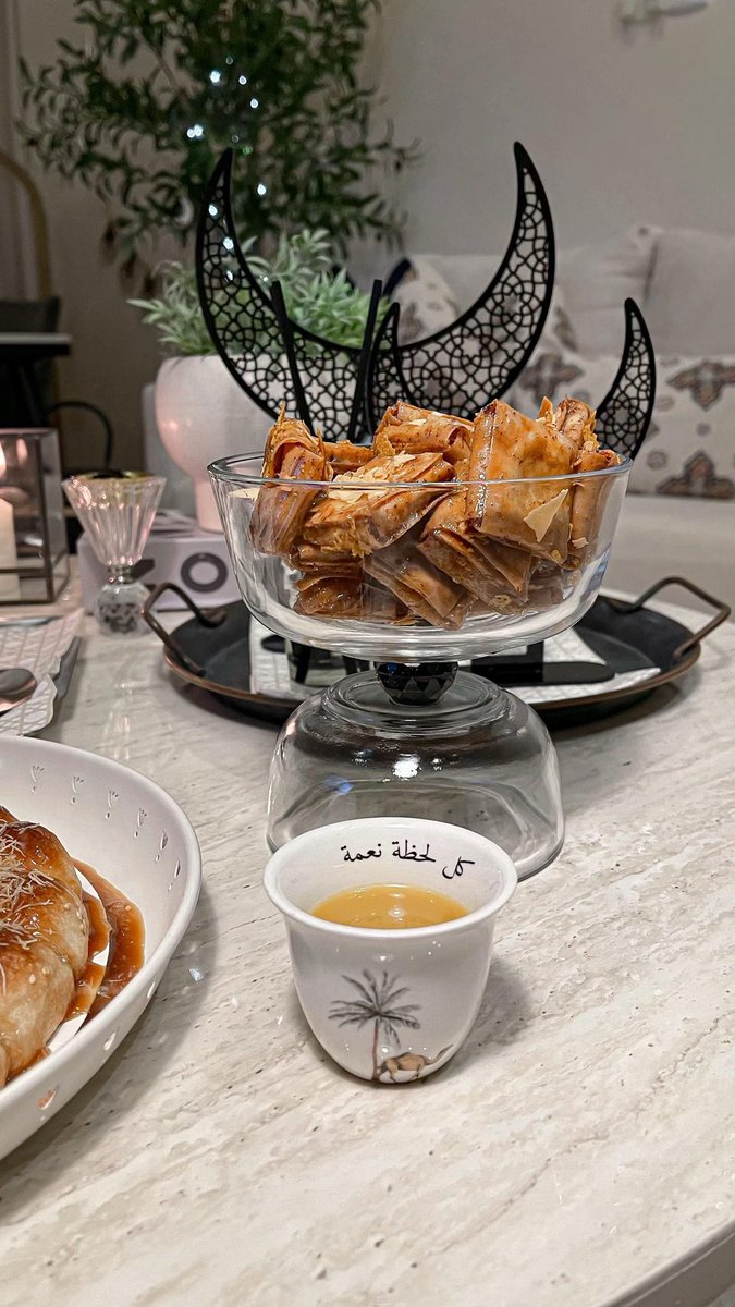 " روحانية رمضان ولمة أهل وريحة 
البخور والقهوة .. في زحام من النعم 🤍🌱".