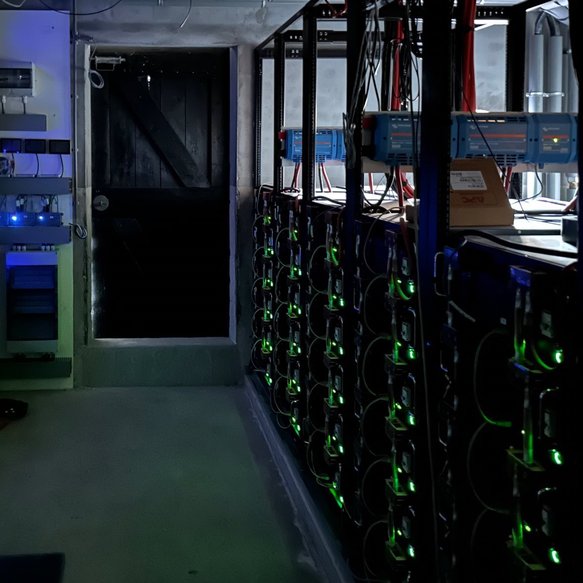 JohnDParody's tweet photo. All these “wallets” comparing their zero node hosting selves to Xaman is sad.

@XamanWallet runs upwards of 50 nodes, is a major part of the xrpl network infrastructure and is used by many apps and devs on a private node lease out program.

Just ask these free wallets what they contribute to the tech we love so dearly.

Zero.