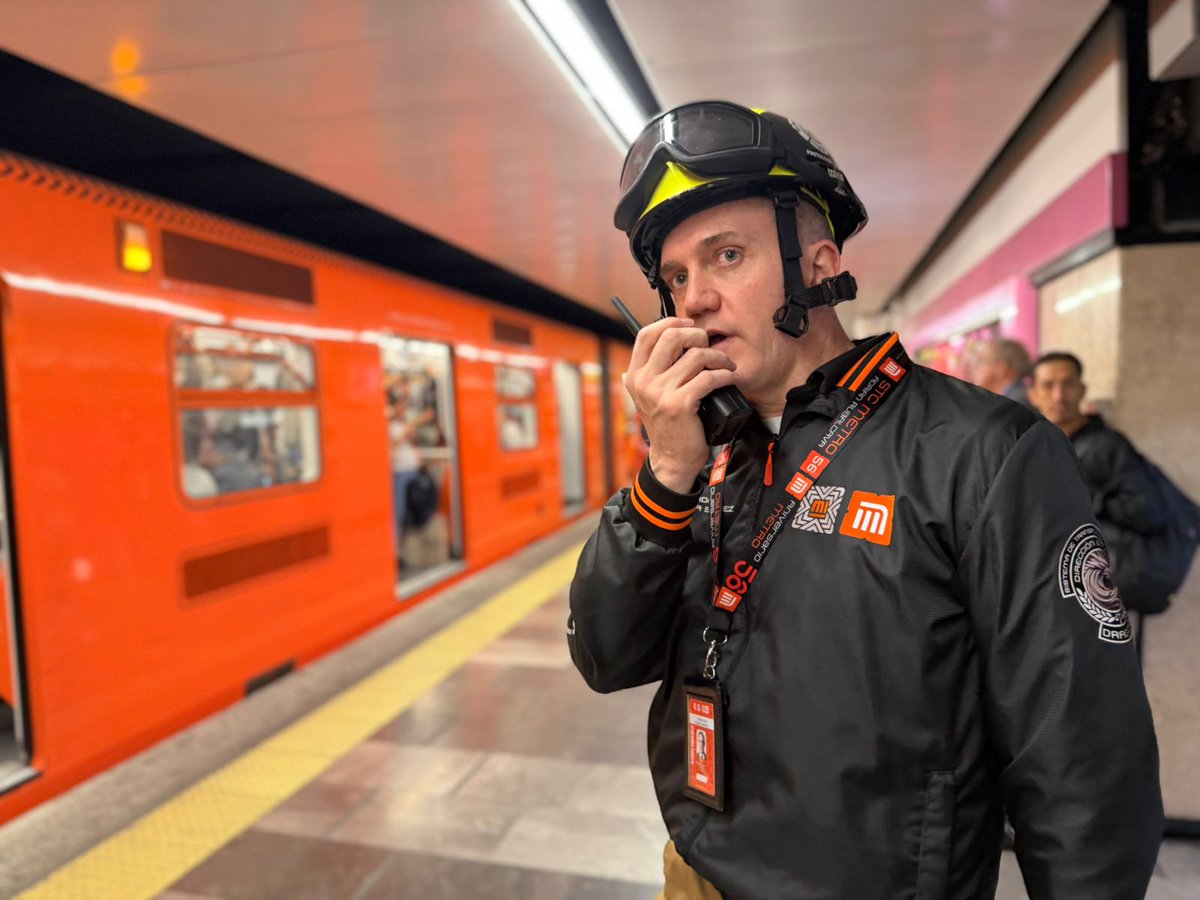 MetroCDMX's tweet photo. En el marco del Primer #SimulacroMetropolitano de Sismo 2026, el director general, @AdrianRubalcava, supervisó el protocolo de acciones que se realiza en las 12 líneas en servicio en caso de movimiento telúrico. #CuidateEsParteDelViaje #LaPrevenciónEsNuestraFuerza https://t.co/x43nelKnZx