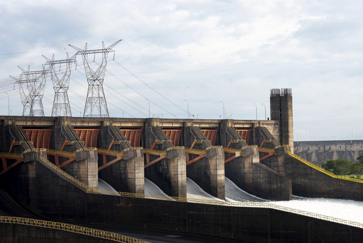 [OFICIAL]: La <a href="/ANDEOficial/">ANDE Página Oficial</a> reporta que el corte de energía se debe a quedaron fuera de servicio las Líneas de Transmisión de 220 kV y 500 kV que salen de la Itaipú Binacional y que alimentan el sistema interconectado nacional.
Zonas afectadas: Asunción y area Metropolitana,