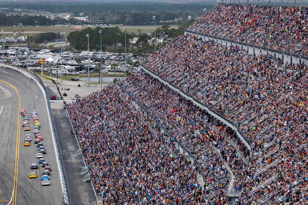 I’m confident 200k+ people would flood Daytona International Speedway for the 500 if this happened