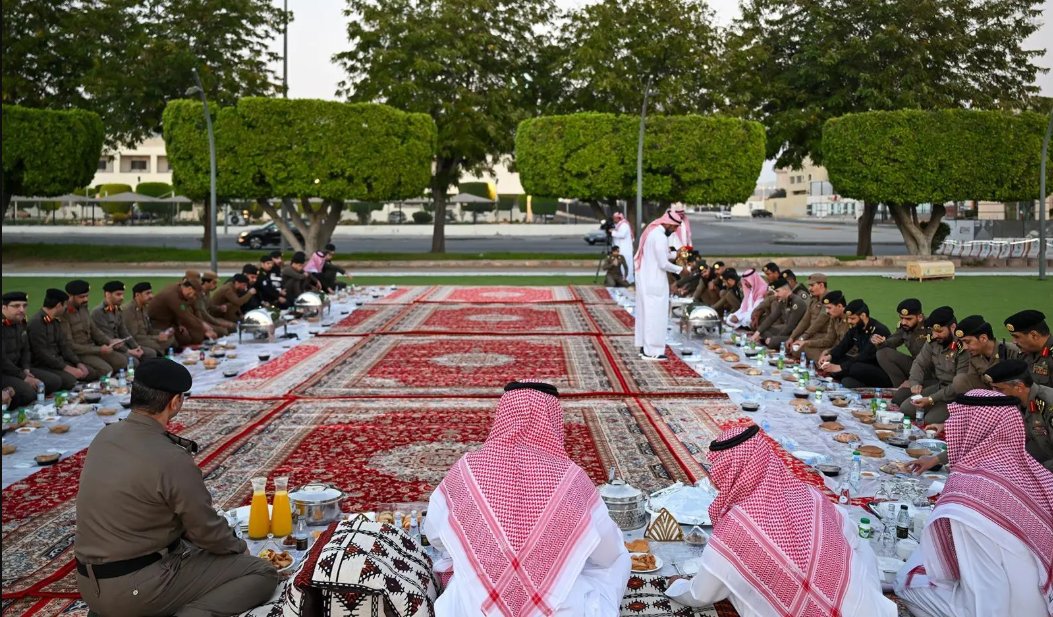 صور.. محافظ الطائف الأمير فواز بن سلطان بن عبدالعزيز يشارك رجال الأمن طعام الإفطار. 