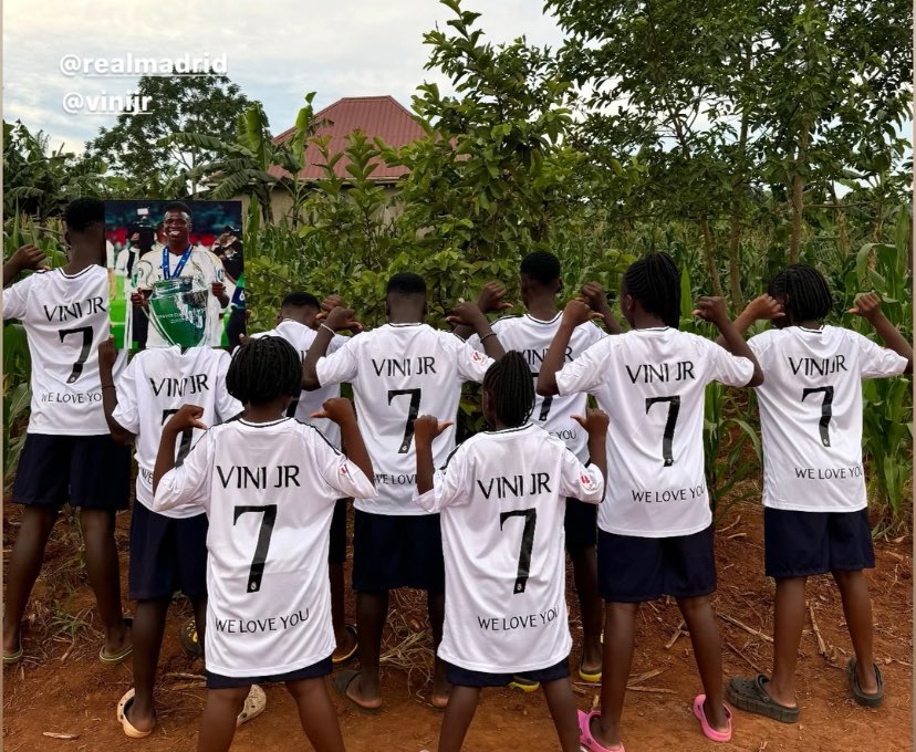 SIEMPRE A TU LADO <a href="/vinijr/">Vini Jr.</a> ❤️