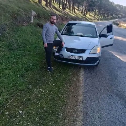 عثر على الشاب "حيدر حيدر" من أبناء مدينة سلمية مقتولاً في حمص
المغدور يعمل سائقاً لسيارة أجرة جاءه طلب توصيل عبر اتصال هاتفي لشخص يريد الوصول إلى مطار دمشق من حمص
غادر صباح اليوم ثم تلقت العائلة اتصالا تؤكد العثور عليه مقتولا بعد أن سُرقت سيارته وجهازه المحمول وبطاقته الشخصية