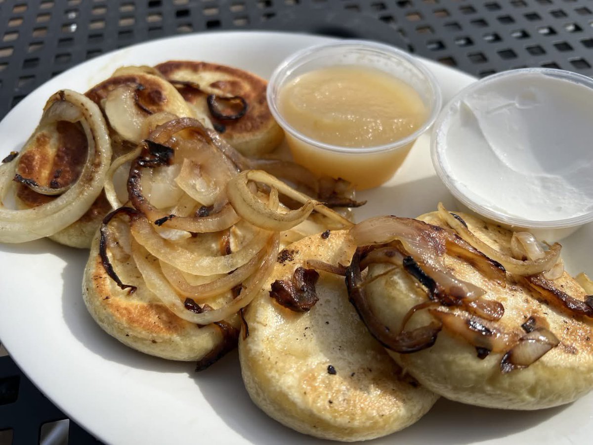 Winking Lizard tweet media