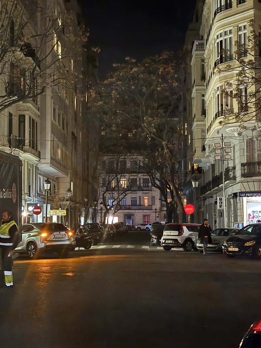 RafiFerrando's tweet photo. @AjuntamentVLC las 20:00 de la tarde, un trozo de la calle Martí, de la calle Maestro Gozalbo, de Almirante Cadarso,?de Joaquín Costa, de Conde Altea con las farolas apagadas, algo que suele suceder muy recurrentemente, por favor den una solución ya a estos apagones de farolas https://t.co/rrUCtSe0Rz