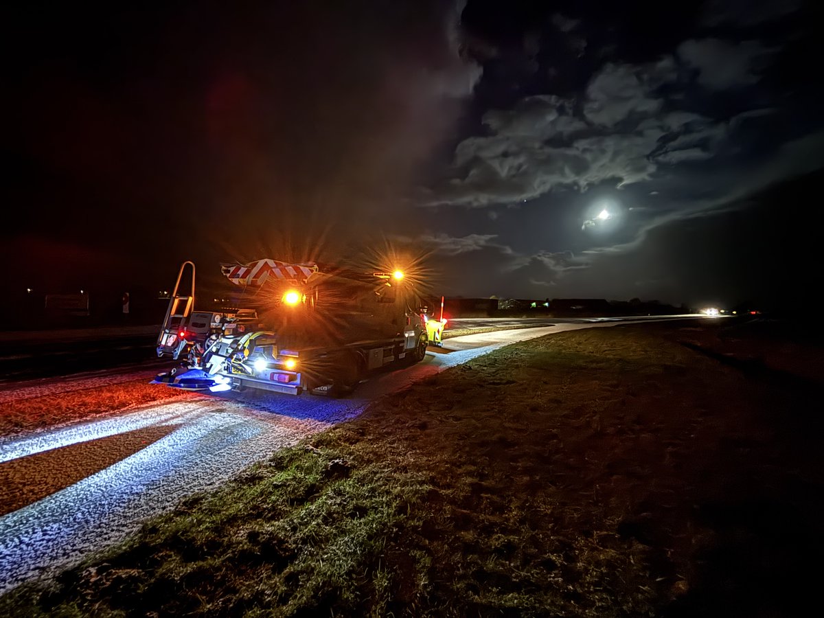 hollandsedelta's tweet photo. ❄️ Pas op! Het wordt glad op onze wegen.
Onze strooiploegen werken vanavond en vannacht om de wegen goed begaanbaar te maken.
Als je de weg op moet:
-Pas je snelheid aan
-Blijf alert voor gladheid
-Geef ruimte aan de gladheidsbestrijders
#Gladheid #VeiligOpWeg #Strooien https://t.co/Un3vuYwKXf