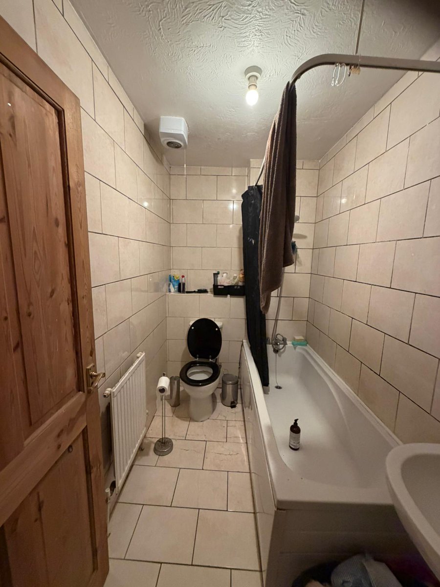 lb_southwark's tweet photo. Private tenants – don’t put up with damp and mould in your home. It’s your landlord’s legal duty to get it sorted and we can make them carry out treatment works. Report damp and mould in your home to us here: https://t.co/Fe5od4fExB https://t.co/AIHq06ztkE