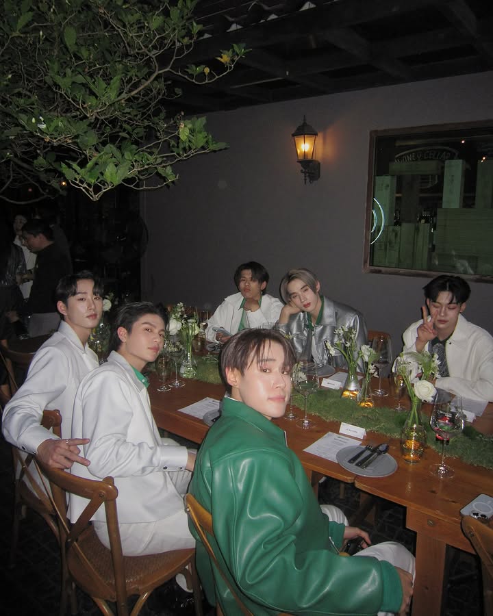 lykn3st's tweet photo. bring my family back 😭😭😭😭😭 https://t.co/gbrJTbiIGK