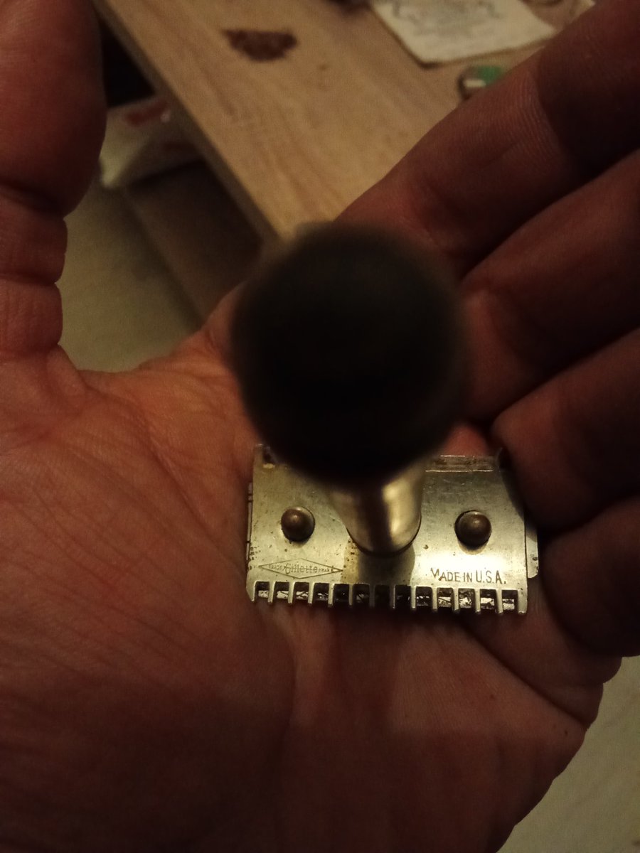 arhitruth's tweet photo. If someone has something similar, let them be proud, but I don't think that anyone has this inevitable part of a men's accessory from 1901!  I searched everything and the closest I could find is similar to Gillette's shaving patent, but from 1917. This is the first shaving patent https://t.co/JWru3NAIqE
