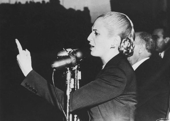 RojoPunzo45's tweet image. "No hay que pedir permiso para luchar por los derechos del pueblo."

Evita 🇦🇷