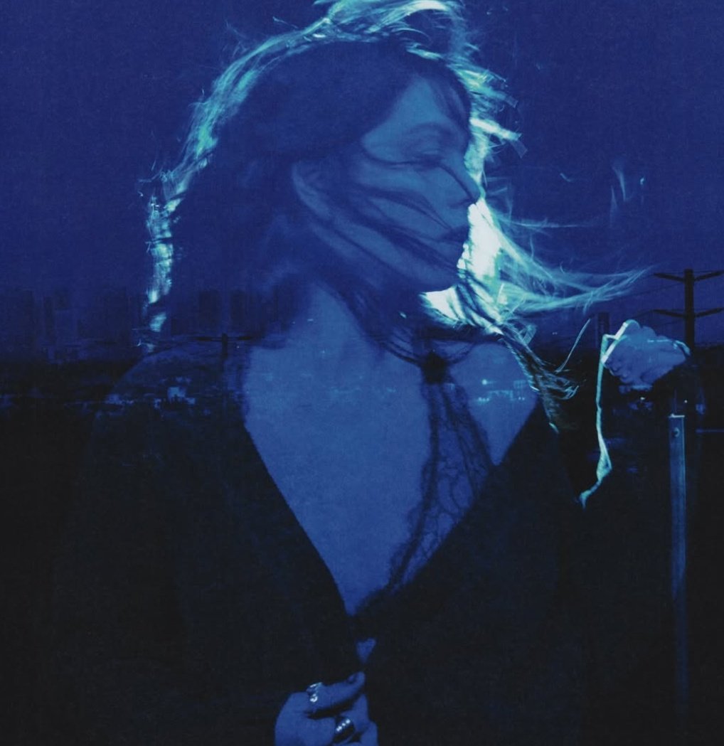 la conexión con el videoclip de puzzle y el color azul