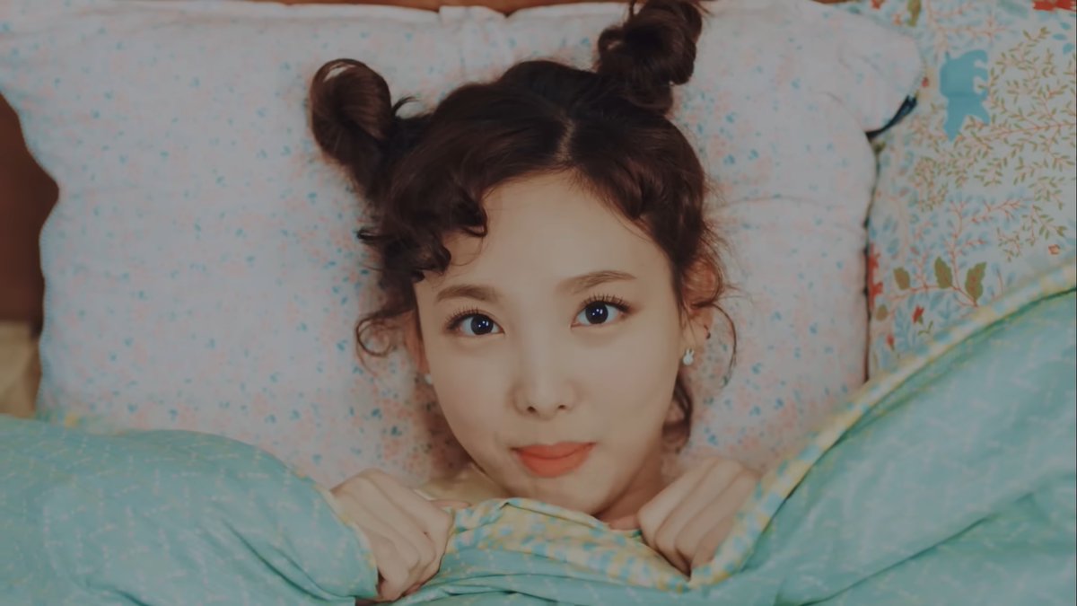 PopBase's tweet image. 9 years ago today, TWICE released ‘Knock Knock.’