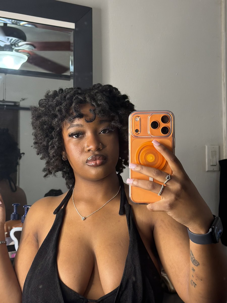 isocamo's tweet photo. Curly loc take over🖤🖤 https://t.co/fRSYr8ygm9