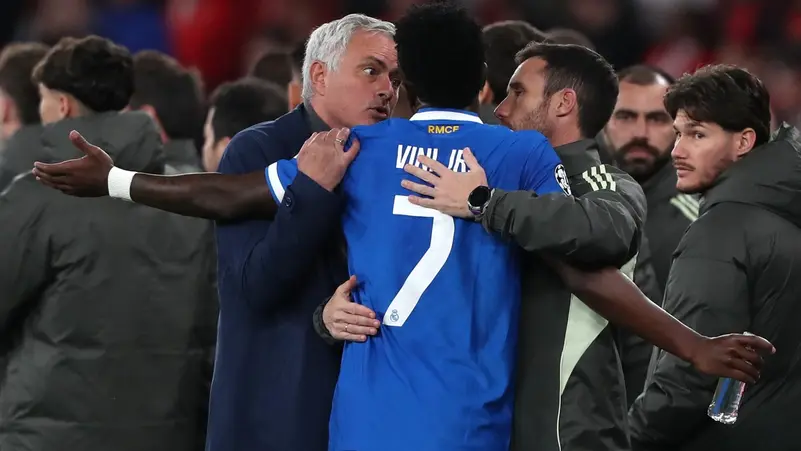 تعرض جوزيه مورينيو، مدرب بنفيكا، لانتقادات بسبب تلميحه إلى أن فينيسيوس جونيور استفز بريستياني، بينما وصف ترينت ألكسندر-أرنولد الواقعة بأنها "عار على كرة القدم".  #فينيسيوس #مورينيو #كرة_القدم #ضد_العنصرية