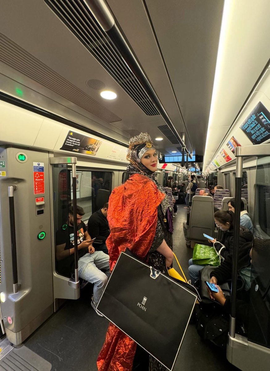 Been in London 23 years. I am a Londoner.
A few months ago at Paddington Station, a bunch of fascists waved the English flag in my face… as if it wasn’t my flag too.🇬🇧🏴󠁧󠁢󠁥󠁮󠁧󠁿

Imagine thinking a piece of fabric makes you more British than someone who’s actually lived here longer than