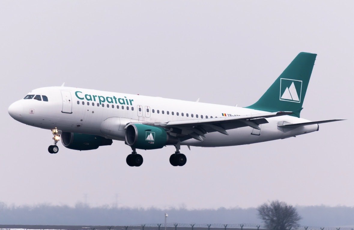 Pedjijatar's tweet photo. Drugar spoter je fotografisao avion rumunske kompanije Carpatair na aerodromu u Beogradu, poslao im fotografije, a oni su mu se zahvalili slanjem makete aviona za manje od 24 sata. Sjajan potez i primer kako se gradi odnos sa avio-entuzijastima! 📸@Banesplanes #Carpatair 👏👏👏✈️ https://t.co/bUXqr2XwER