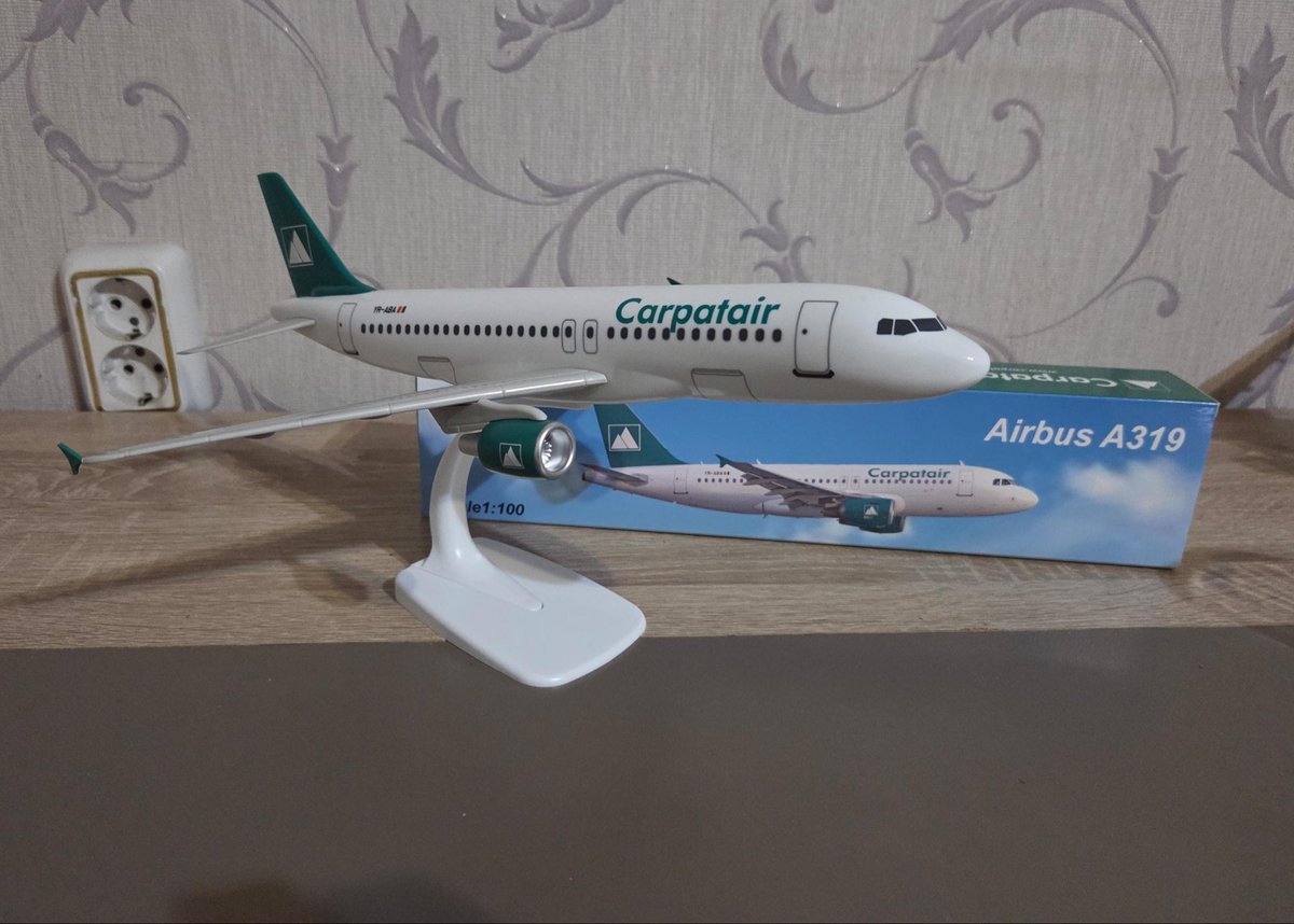 Pedjijatar's tweet photo. Drugar spoter je fotografisao avion rumunske kompanije Carpatair na aerodromu u Beogradu, poslao im fotografije, a oni su mu se zahvalili slanjem makete aviona za manje od 24 sata. Sjajan potez i primer kako se gradi odnos sa avio-entuzijastima! 📸@Banesplanes #Carpatair 👏👏👏✈️ https://t.co/bUXqr2XwER