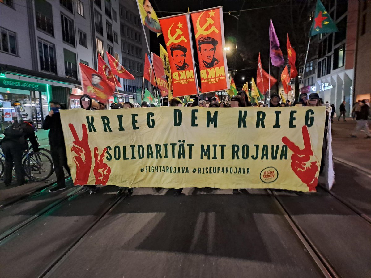Riseup4rojavaD's tweet photo. Fronttransparent der gestrigen Demo in Solidarität mit Rojava in Basel
Krieg dem Krieg bedeutet sich gegen den Aggressor zur Wehr setzen! Widerstand leisten in Rojava und überall!
#riseup4rojava #fight4rojava https://t.co/4fwR58ApaN