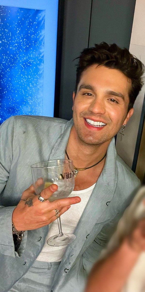 todo dia uma foto do luan sorrindo tweet media