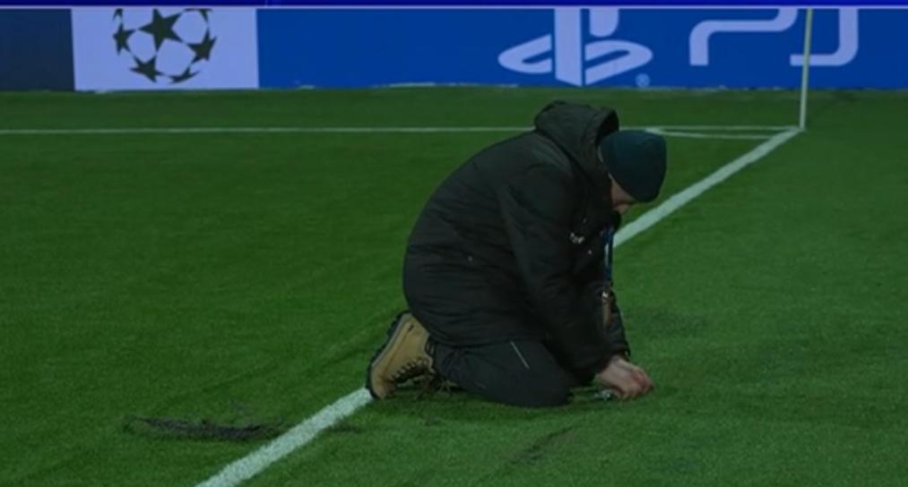 marifcinter's tweet image. Sul campo del Bodo tentano di sistemare, in maniera un po' rustica, le pieghe del tappeto...