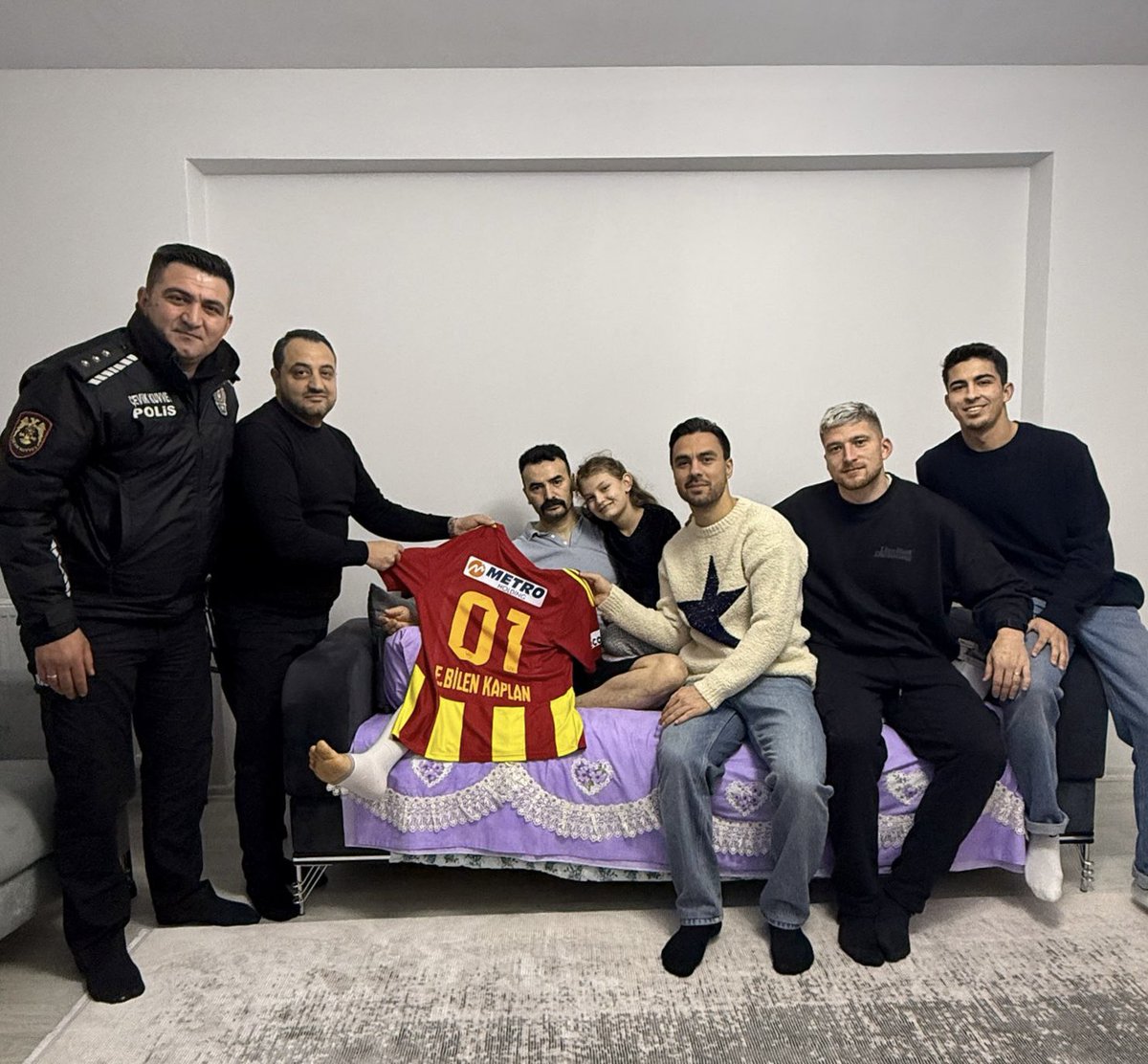 Başkan Yardımcımız Süleyman Akın ile futbolcularımız Furkan Soyalp, Semih Güler ve Mehmet Eray Özbek; 13.02.2026 sabah saatlerinde, Polis Özel Harekat ekiplerimizce gerçekleştirilen operasyonda yaralanan kıymetli Komiserimiz Erol Bilen Kaplan'ı evinde ziyaret ederek geçmiş olsun