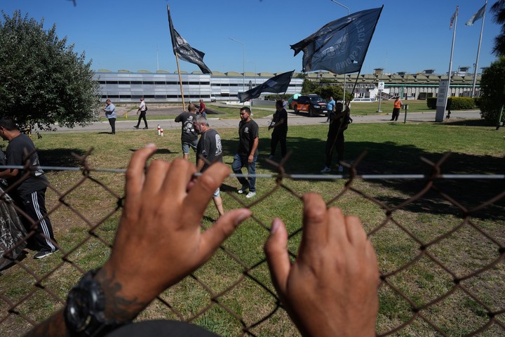 clarincom's tweet photo. FATE LE VENDIÓ 12,7 HECTÁREAS A ALUAR POR US$ 27 MILLONES PARA PAGAR INDEMNIZACIONES

El terreno corresponde a instalaciones que Aluar ocupaba como locataria y no afecta el área productiva. Fate informó que con ese ingreso pagará pasivos tras el cierre de la planta, que emplea a 920 trabajadores.

Javier Madanes Quintanilla es el principal accionista de la fabricante de neumáticos Fate, que acaba de anunciar el cierre de su planta de San Fernando, y también de Aluar, la única planta de aluminio del país.

Dónde se encuentra el terreno: https://t.co/tlcOhYncF3

(+) en Clarín: https://t.co/evxtn6tT3a