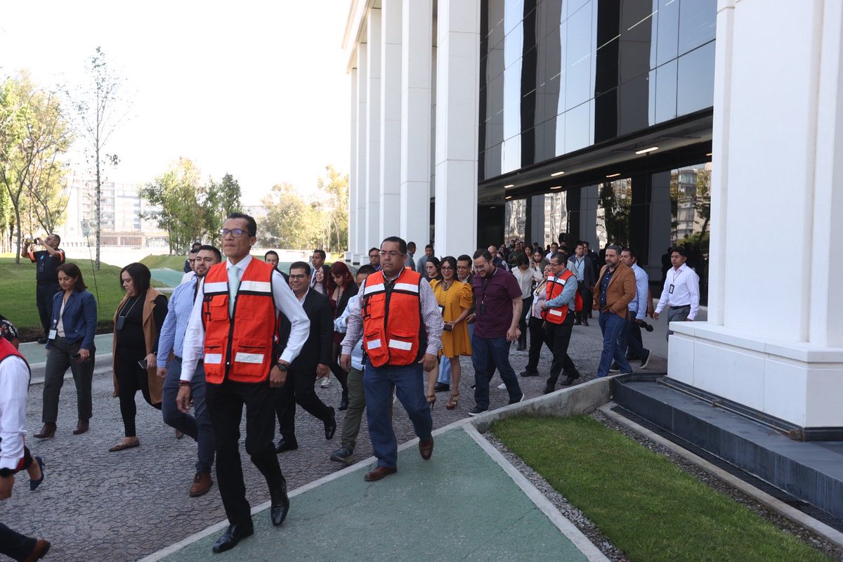 Hoy participamos en el #SimulacroMetropolitano.

La prevención es una forma de protegernos. Prepararnos; salva vidas, y ensayar protocolos; fortalece nuestras actuaciones frente a emergencias. 

Agradezco la participación de las y los trabajadores de la <a href="/FGRMexico/">FGR México</a>.