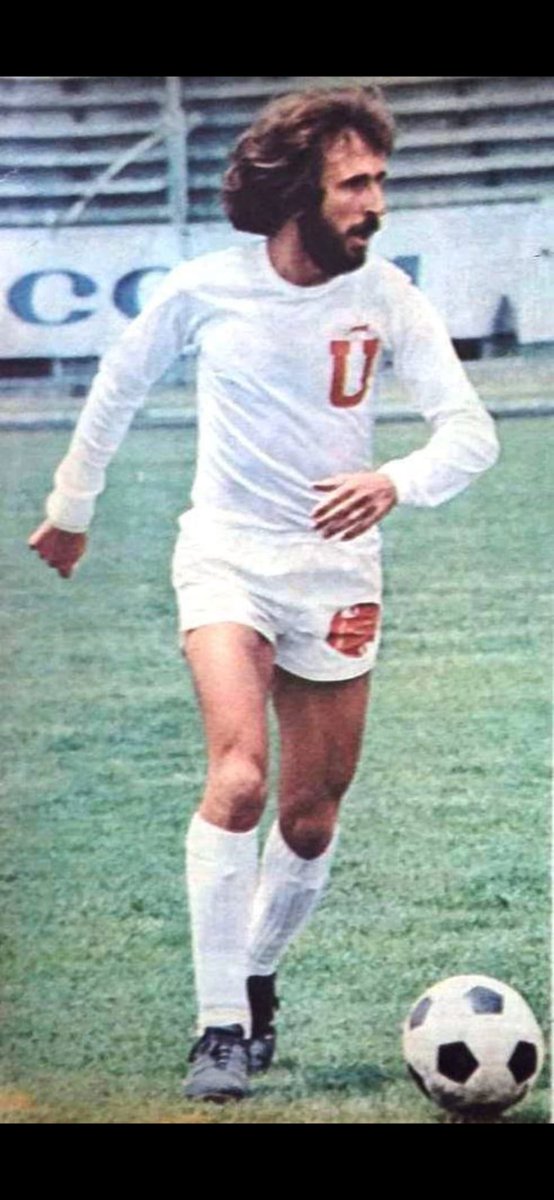 GerardoPelusso's tweet photo. Un 18 de febrero de 1979, debuté en @LDU_Oficial frente a Argentinos Jrs con Diego Maradona. Ganamos 7-0 y anoté el 5º gol de tiro libre. Un imborrable recuerdo de la única vez que enfrenté a Maradona https://t.co/6OHQwRYTMX