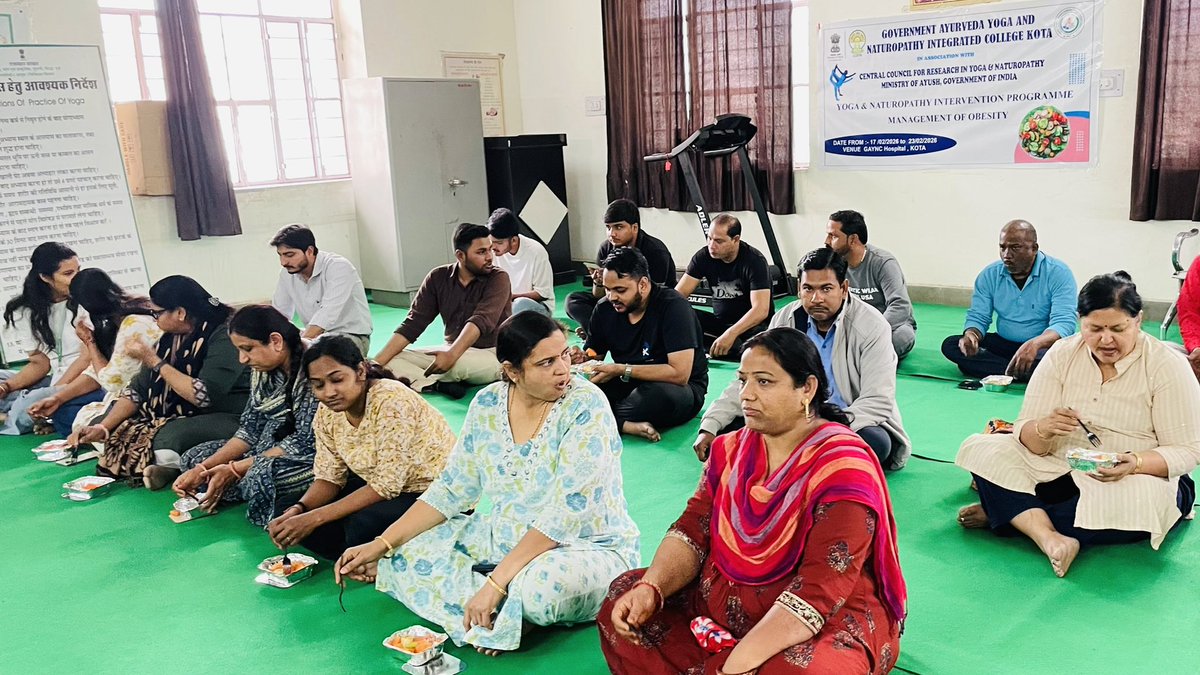 gaynckota's tweet photo. Day 2 – Obesity Control Research 🧘♂️🍎💨
Morning started with a refreshing Yoga Session (Surya Namaskar, Om Chanting & Shanti Path).
Post-yoga, patients were served a healthy Fruit Salad Breakfast 🍓🍏
#Day2 #obesitycontrol #Ccryn #ministryofayush #gaynckota https://t.co/o9DEiXVfXy