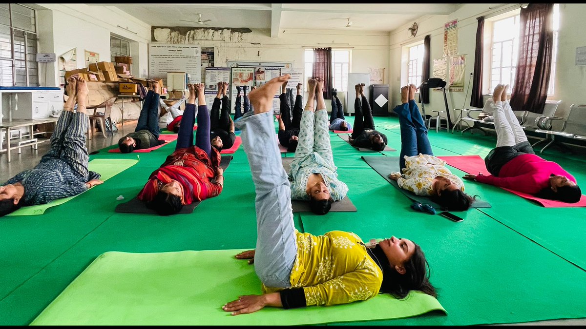 gaynckota's tweet photo. Day 2 – Obesity Control Research 🧘♂️🍎💨
Morning started with a refreshing Yoga Session (Surya Namaskar, Om Chanting & Shanti Path).
Post-yoga, patients were served a healthy Fruit Salad Breakfast 🍓🍏
#Day2 #obesitycontrol #Ccryn #ministryofayush #gaynckota https://t.co/o9DEiXVfXy