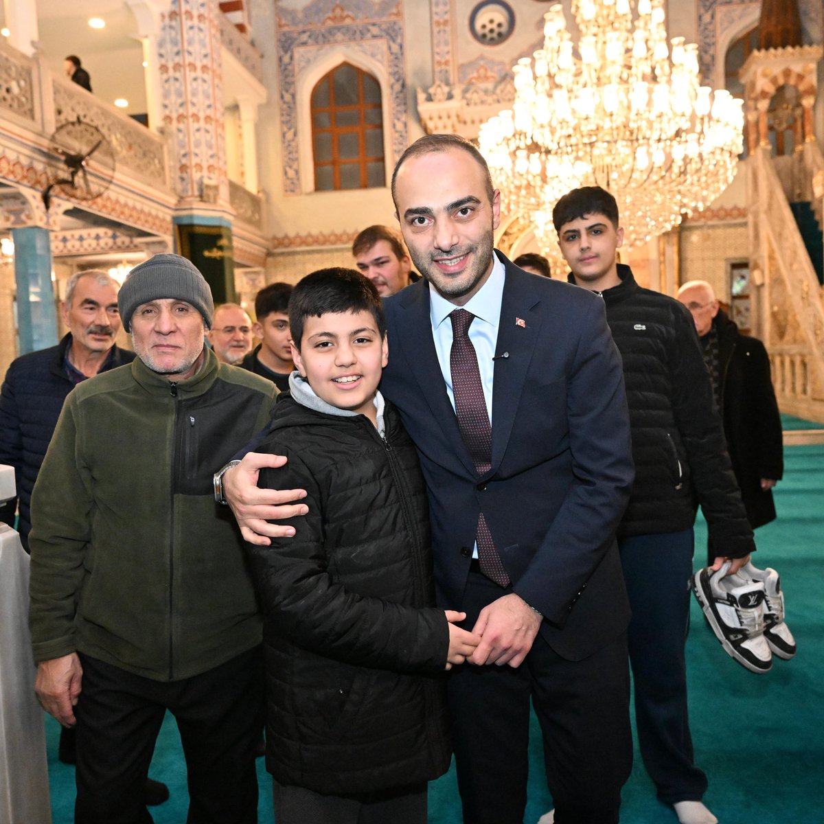 eraykaradeniz's tweet photo. Ramazan ayının ilk teravih namazını hemşehrilerimizle birlikte eda ettik. Aynı safta buluşmanın, aynı duaya birlikte “âmin” demenin verdiği huzuru paylaştık. Rabbim ibadetlerimizi kabul eylesin; Ramazan ayı ilçemize, ülkemize ve tüm İslam âlemine hayırlar getirsin. 🌙

📍Gaziosmanpaşa Merkez Camii