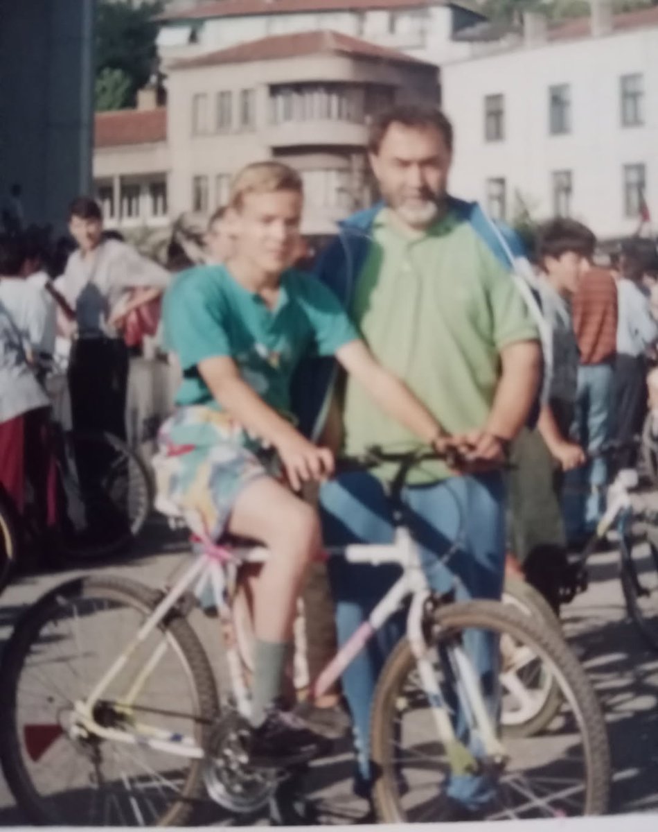 Tam 2 yıl oldu baba seni çok ama çok özledim. Seninle yine futbol konuşmayı Beşiktaş maçlarını izlemeyi çok özledim. Bu yıl dünya kupası var sen yanımdaymışsın gibi izleyeceğim baba.Tek tesellim seninle bir gün buluşacağımız baba o günü sabırsızlıklar bekliyorum. Huzur içinde yat