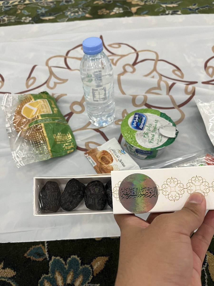 kitkatmilkuat's tweet photo. Alhamdulillah
Iftar hari pertama di raudah dan shalat maghrib di shaf pertama di belakang imam. https://t.co/ROYnBYsb91