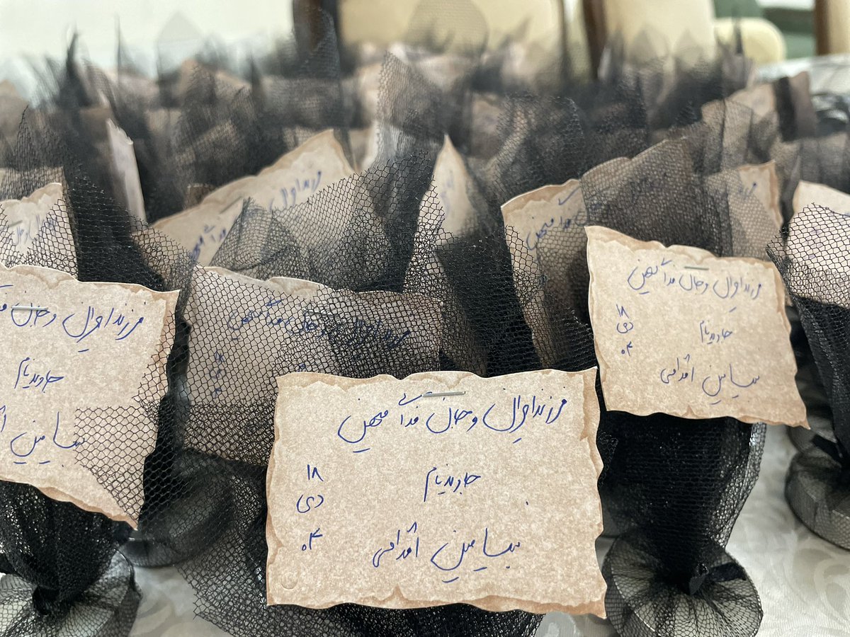 عزیزدلم 
من قرار داشتم برای عروسیت تدارک ببینم…
چی بود این یادبود مرگ که قسمت تو شد؟ 
#بنیامین_اقدامی 
#benyamin_eghdami