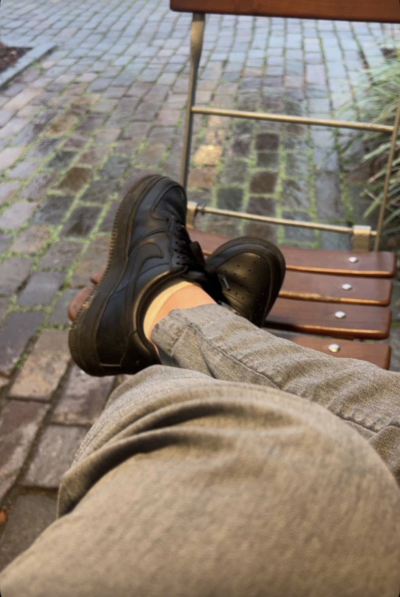 HerrinLully's tweet photo. 🇨🇭🇩🇪 Komm her, knie dich hin, bete mich an, leck meine Schuhe sauber und vielleicht schenke ich dir meine weissen Socken. https://t.co/DV4j7krxa8